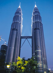 Bild 2:13. Twin Towers i Kuala Lumpur har såväl tak som fasad täckt med plåt av rostfritt stål. Foto: Avesta Sheffield AB.