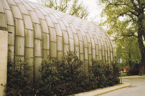 Bild 2:23. Icke färgbelagd aluminiumplåt får med tiden grå patina av de oxider som bildas på ytan. Bilden visar en byggnad i Höör som uppfördes i mitten av 1950-talet. Foto: Torbjörn Osterling.
