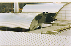 Bild 2:24. Aluminiumplåt har tack vare goda korrosionsegenskaper fått stor användning som fasad- och takmaterial. Aluminium används även för olika typer profiler till fönster- och dörrpartier.