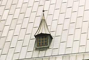 Bild 2:34. Taktäckning med blyplåt. Bild från tak i Tyskland. Ståndfalsarna läggs ofta på läkt eller ges ett halvcirkelformat utseende.  Foto: Torbjörn Osterling.