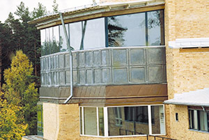 Bild 2:35. Kassetter av blyplåt på fasaden till ett krematorium i Linköping.   Foto: Torbjörn Osterling.