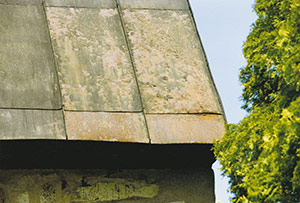 Bild 2:8. Allmän korrosion är den vanligaste typen av korrosion på stålplåt. Galvanisk korrosion kan även uppstå liksom spaltkorrosion i falsar. Foto: Torbjörn Osterling.