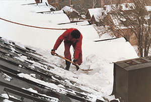 Bild 4:14. Snöskottning är i viss mån beroende av taklutning. Foto: Torbjörn Osterling. 
