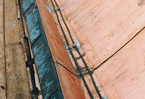 Bild 1:4. Isbildning vid takfot kan till viss del förhindras med värmekabel men det är viktigt att i första hand utforma taket på ett sådant sätt att inte is bildas.  Foto: Torbjörn Osterling.