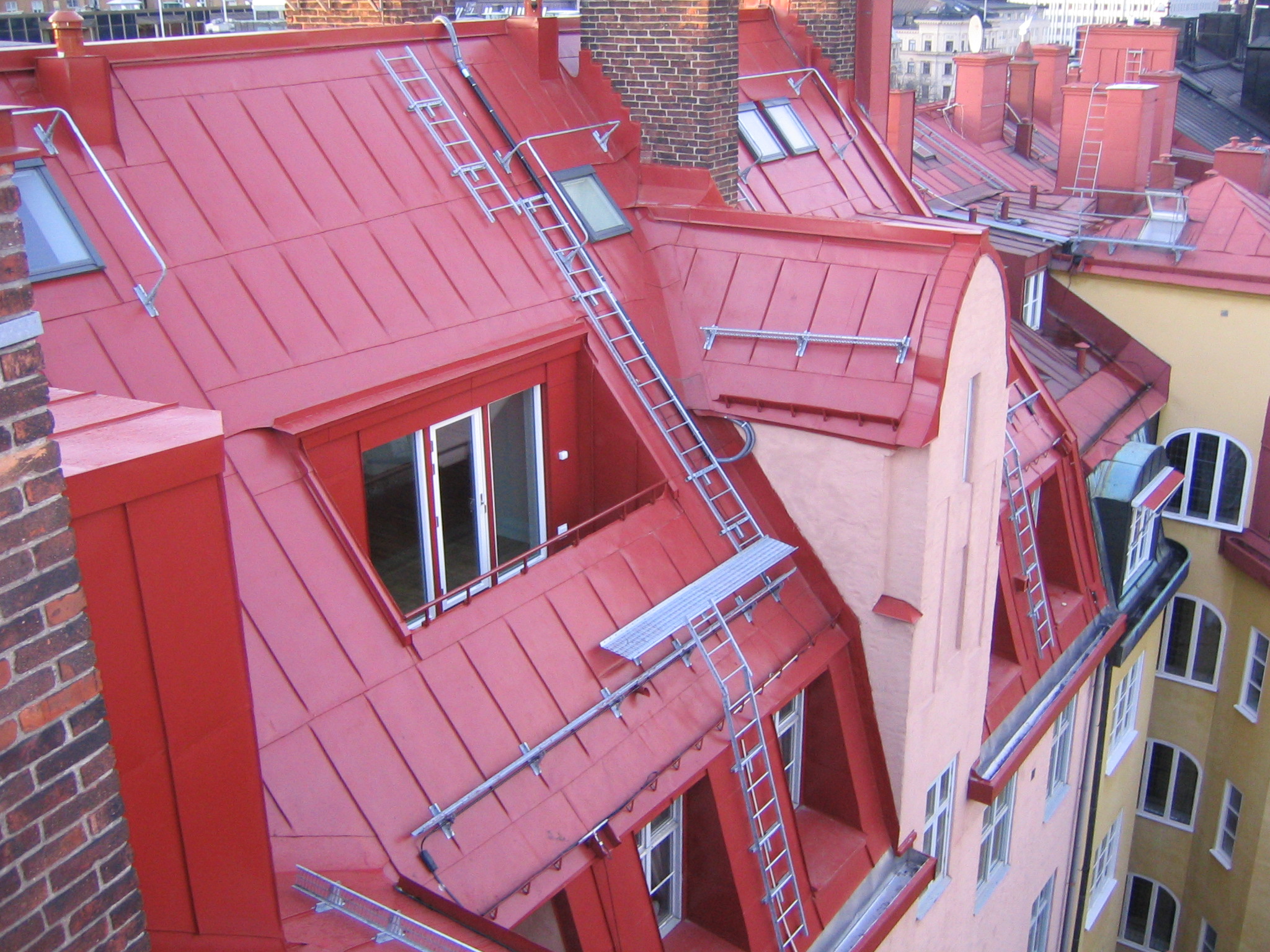 Bild 12:17. Kontroll av taksäkerhetsanordningar är en viktig del av underhållskontrollen av ett tak.  Foto: Torbjörn Osterling.