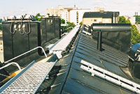 Bild 12:16. Gångbrygga för förflyttning längs taknocken ger säker möjlighet att utföra såväl underhållskontroll som underhållsåtgärder. Foto: Torbjörn Osterling. 