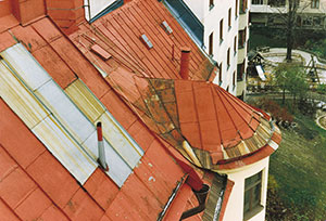 Bild 12:26. Inlagning där lokalt skadad plåttäckning har bytts. Detta tak är för övrigt i behov av en hel ommålning. Foto: Torbjörn Osterling. 