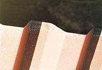 Bild 12:27. Vid språng och grada kanter kan korrosion uppstå. I detta exempel kan en nedbockad profilbotten minska risken för korrosion. Foto: Torbjörn Osterling.