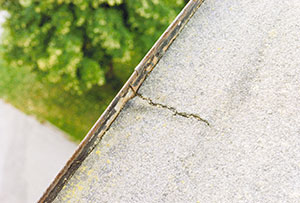 Bild 12:34. För stora rörelser i den inklistrade plåten kan leda till skador i takpappen. Foto: Torbjörn Osterling.