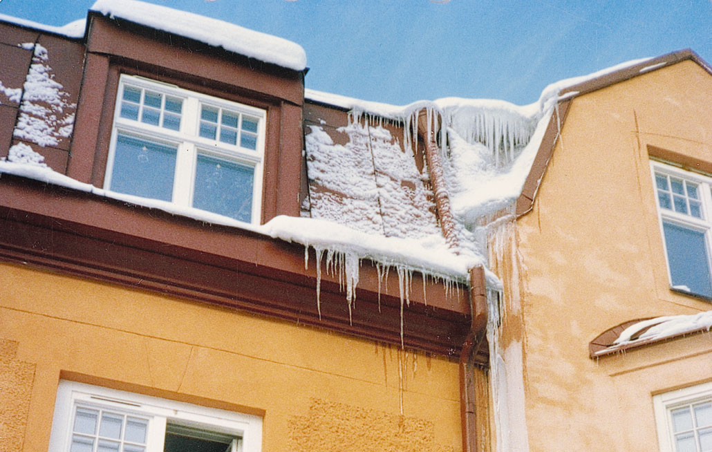 Bild 12:44. Ispåkänning på takfot, gesimsränna och stuprör. Foto: Torbjörn Osterling.