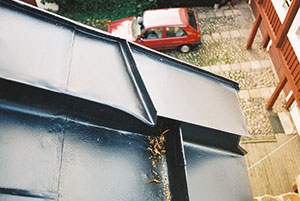 Bild 12:53. Avledare på ett brett krön förhindrar att vatten rinner ner på fasaden. Foto: Torbjörn Osterling.
