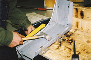 Bild 9:24. Detaljer för hinder på tak, exempelvis kringtäckningar av skorsten och takluckor, falsas med små omvikningar och med handverktyg. Foto: Osmo Kurki.