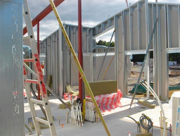 Bild 14:5. Ytterväggsmontage. Uppbyggnadsprincipen är densamma för lättbyggnadsteknik som för trä.  Foto: Lindab AB<br />
